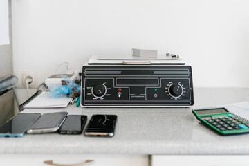 Table of a veterinary clinic with an electric steriliser.