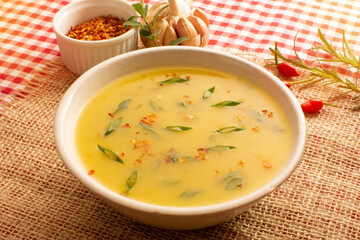 Prato de caldo ou sopa de mandioquinha quente