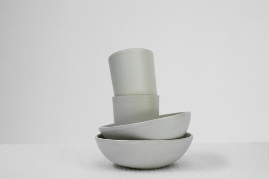 A white style group of dinnerware set of cermaic