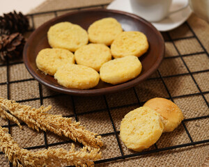 Bread biscuits with a bright theme. very suitable eaten together with a cup of hot tea. This bread has a crunchy texture and taste that is not too sweet so it is suitable for consumption by all ages.