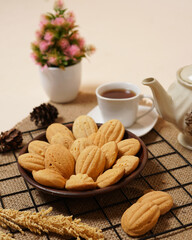 Sponge cake is a cake that is easy to find in stores and has a sweet taste, but this sponge cake has a dry texture and tends to be sweet. Sponge cake is suitable as a snack in your spare time.