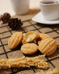 Sponge cake is a cake that is easy to find in stores and has a sweet taste, but this sponge cake has a dry texture and tends to be sweet. Sponge cake is suitable as a snack in your spare time.