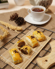 This pia tape cake, which is made using the main ingredient of sticky rice, is a typical cake from the city of Jember. Pie tape is available in two flavors, namely chocolate and cheese.