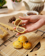 This pia tape cake, which is made using the main ingredient of sticky rice, is a typical cake from the city of Jember. Pie tape is available in two flavors, namely chocolate and cheese.