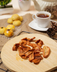 Banana chips with a bright theme. Thin slices of banana fried until brown make it crunchy. Healthy dry snacks that don't make you sleepy. Perfect as a snack when gathering with friends or family.