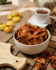 Banana chips with a bright theme. Thin slices of banana fried until brown make it crunchy. Healthy dry snacks that don't make you sleepy. Perfect as a snack when gathering with friends or family.