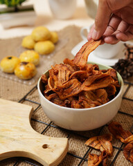 Banana chips with a bright theme. Thin slices of banana fried until brown make it crunchy. Healthy dry snacks that don't make you sleepy. Perfect as a snack when gathering with friends or family.