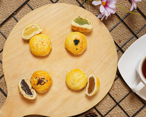 This pia tape cake, which is made using the main ingredient of sticky rice, is a typical cake from the city of Jember. Pie tape is available in two flavors, namely chocolate and cheese.