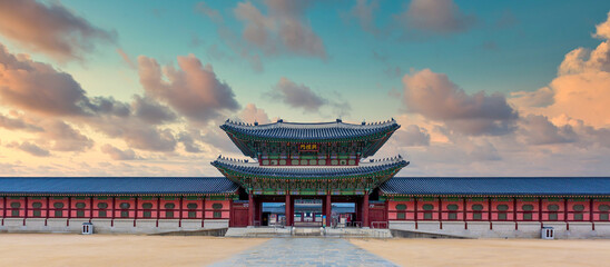 Gyeongbok-paleis in de stad Seoel, Gyeongbokgung-paleisoriëntatiepunt van Seoel, Zuid-Korea, Koreaans houten traditioneel huis in Gyeongbokgung, het belangrijkste koninklijke paleis van de Joseon-dynastie.