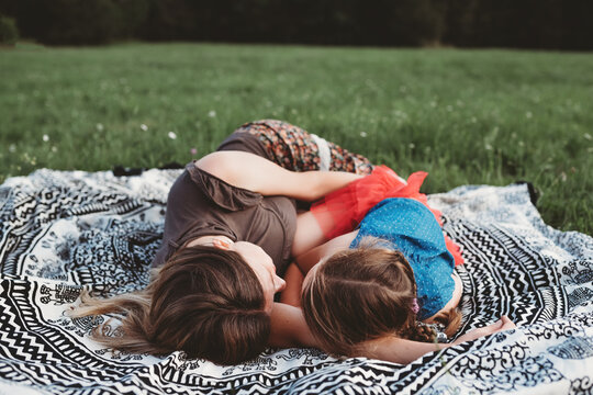 รูปภาพSnuggle – เลือกดูภาพถ่ายสต็อก เวกเตอร์ และวิดีโอ20,512,489 ...
