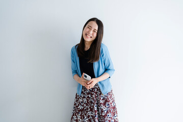 携帯電話を使う女性