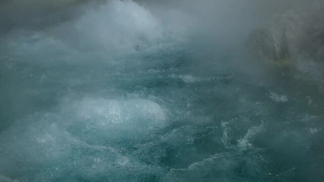 天然温泉のイメージ　火山の噴火口　大自然の中にある天然温泉