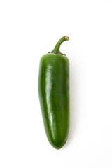 Chile jalapeño entero con fondo blanco