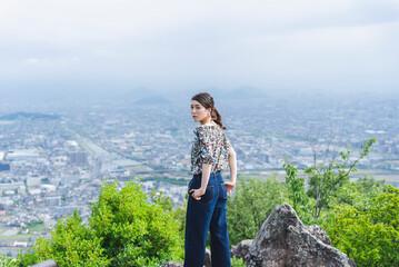 Naklejka premium 自然の中にいる女性