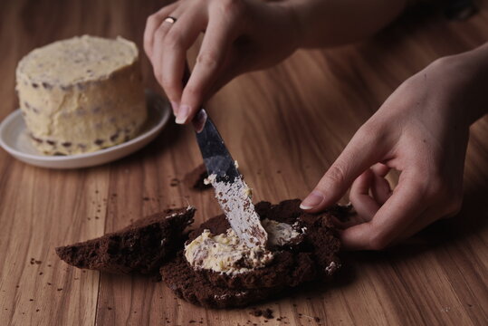 Spread the buttercream on the brownie slices to form the cake.