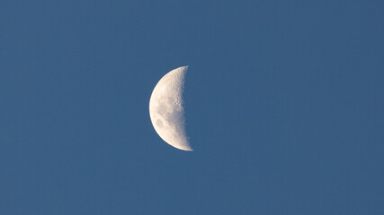 Obraz na płótnie Canvas Luna creciente con cielo azul