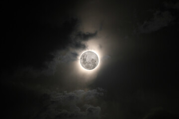 Fototapeta na wymiar Luna llena con nubes de fondo