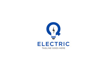 Obraz premium Q Letter Logo Design With Light bulb and lightning bolt. Electric Bolt Letter Logo.