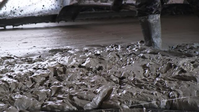 Pouring and align the level of liquid monolithic foam concrete for thermal warming and sound insulation of building.