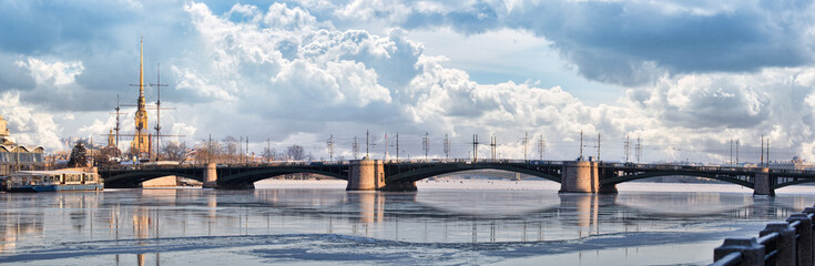 Obraz premium Exchange Bridge and The Peter and Paul Fortress winter panorama