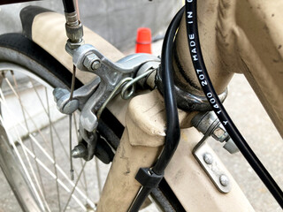 古い電動自転車のブレーキ部分
