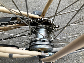 古い電動自転車のチェーン