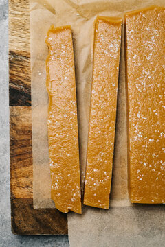 Cutting caramel blocks into rows