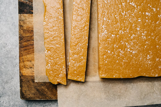 Cutting caramel blocks into rows