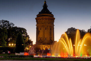 Fototapeta na wymiar Mannheim Wasserturm am Abend