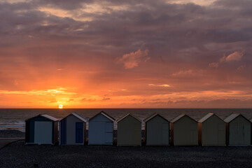 Coucher de soleil sur les cabines de place de Cayeux-sur-Mer en Baie de Somme