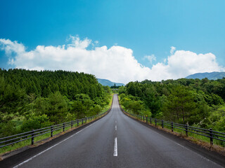 初夏の快適な道路
