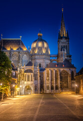 Fototapeta na wymiar Aachener Dom: Wunderschön beleuchtet in der Nacht 