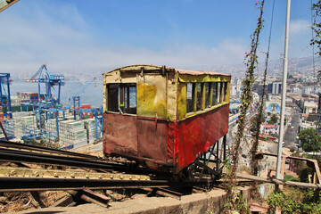 The vintage funicular in Valparaiso, Pacific coast, Chile - obrazy, fototapety, plakaty