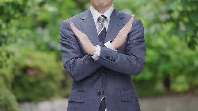 バツのジェスチャーをするビジネスマン