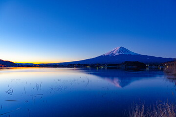 夜明けの富士山　山梨県河口湖畔の大石公園にて