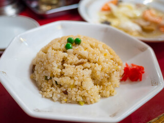 グリーンピースと紅しょうがを添えたチャーハン