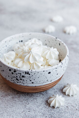 Obraz na płótnie Canvas Small white meringues in the ceramic bowl