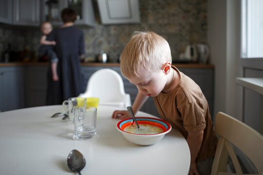 A family with small children is going to have lunch.