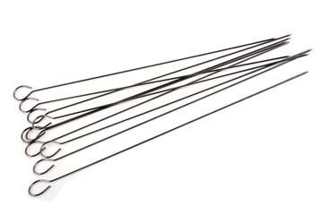 Pics à brochette en acier en gros plan sur fond blanc