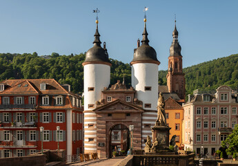 romantische Stadt Heidelberg , Tortürme der alten Brücke, Karl-Theodor-Denkmal und Heilig Geist Kirch im Morgenlicht.