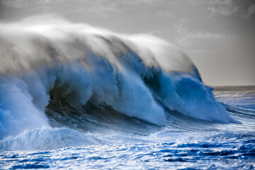 montagne d’eau, vague déferlante monstrueuse 