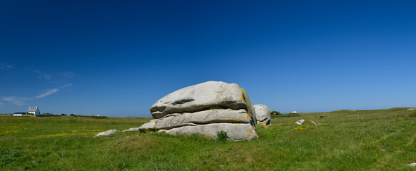 champ avec granit pr&egrave;s du site touristique de Meneham dans le Finist&egrave;re en bretagne