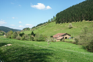 Obraz premium Arrazola path panorama view in Urkiola