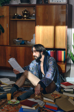 freelancer eats breakfast at home