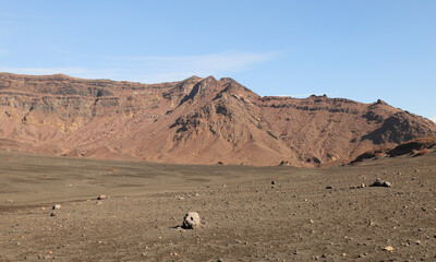 中岳の火山灰と噴石が広がる砂千里浜