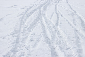 Fototapeta na wymiar Car tracks in winter snow