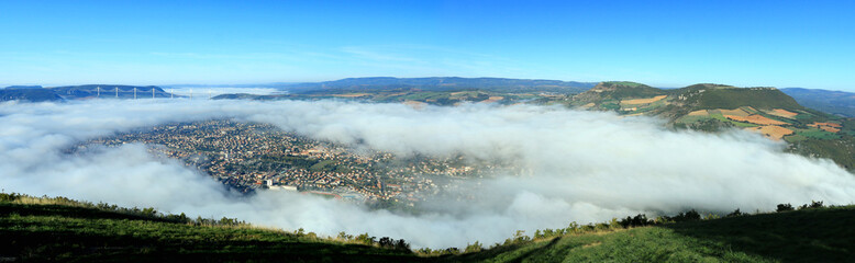 Vue aérienne de la ville de Millau en France. Brumes matinales sur le Tarn.
