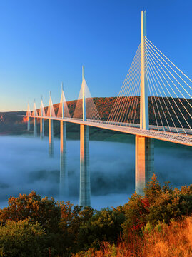 Le viaduc autoroutier sur la brume, au petit jour, le 10/10/2015, à Millau en France.
