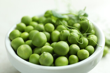 Bowl with fresh pea seeds, close up