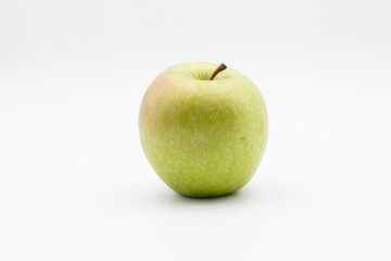 Mela verde fotografata su sfondo bianco